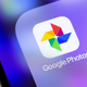 يتم عرض شعار تطبيق صور Google على شاشة الهاتف الذكي